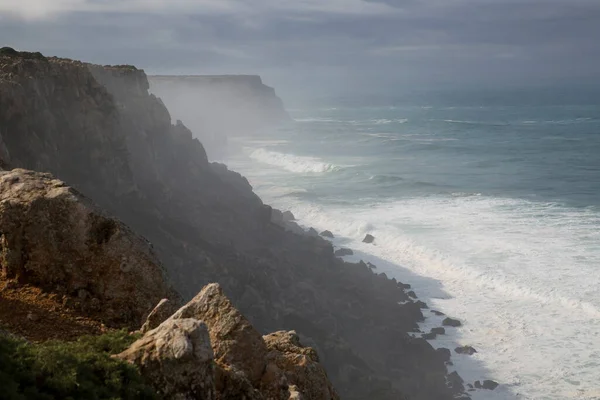 Dalgalar deniz kıyısına çarpıyor