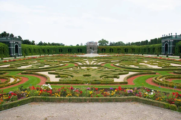 Vackert Palats Territorium Med Fontäner Och Statyer Trädgården — Stockfoto