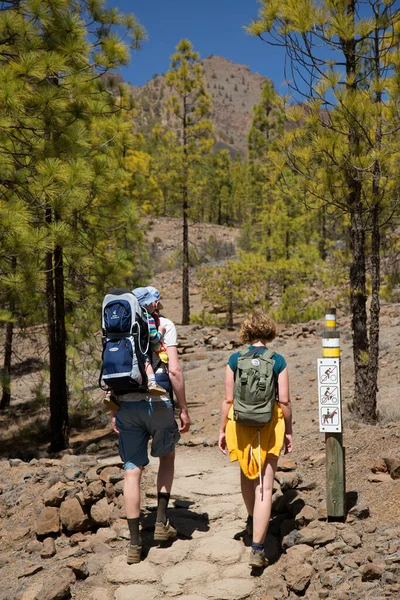 Dağlarda sırt çantalı tanınmayan turistler. Dağlarda sonbahar konsepti.