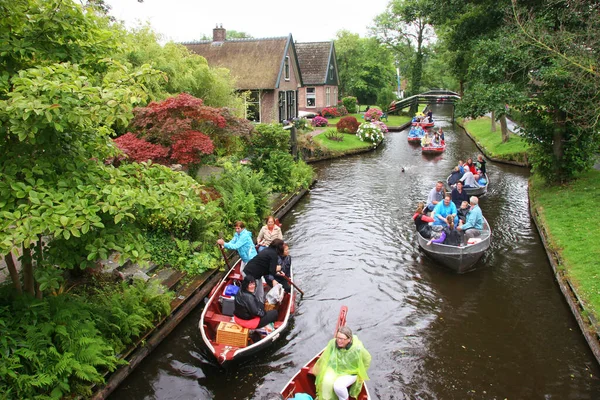Hollanda 'daki Giethoorn köyünün sakin manzarası