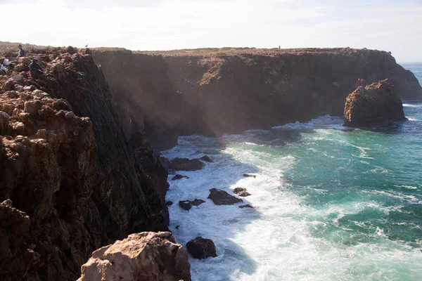 Keskin kayalar, dik uçurumlar, düşük büyüyen çalılıklar ve gizli kumsal parçaları ile kıyı boyunca uzanan engebeli doğa bölgesi, yüksek dalgalar kıyı boyunca kırdıyor ve sıçrıyor.