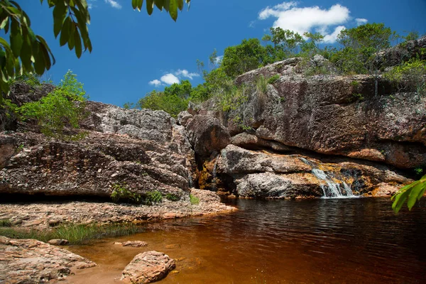 Nehir, kayalar ve tropikal yeşilliklerle güzel bir manzara. 