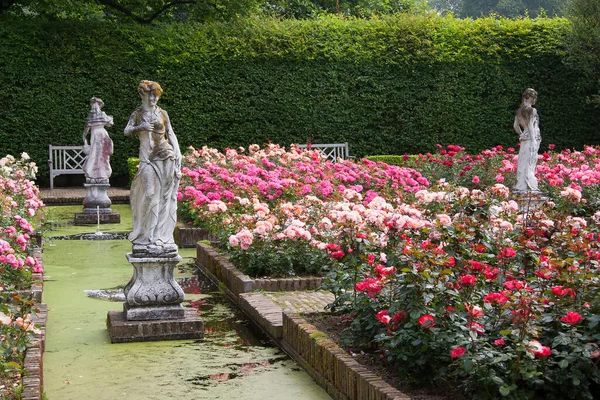 Θέα Στον Βοτανικό Κήπο Λουλούδια Πισίνα Και Γλυπτά — Φωτογραφία Αρχείου
