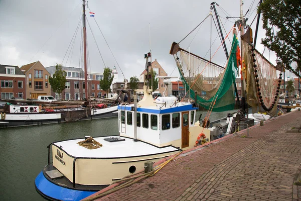 Utsikt Över Båtar Förtöjda Vid Kaj Vid Vattnet Nederländerna — Stockfoto