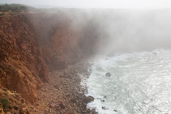 Dalgalı ve dağlı bir nehrin havadan görünüşü..