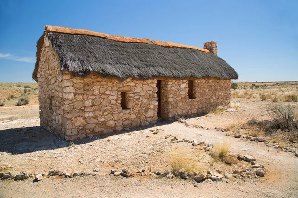 Çölde terk edilmiş eski bir ev 