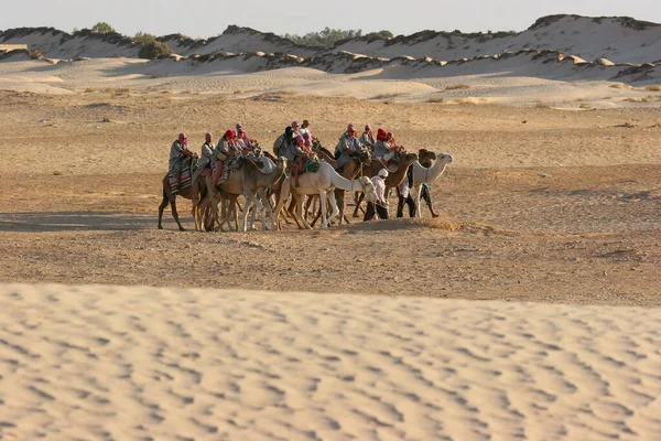 Blick Auf Menschen Die Auf Kamelen Der Wüste Reiten — Stockfoto