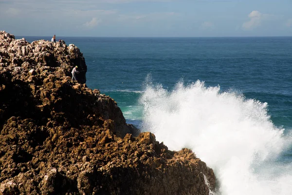 Keskin kayalar, dik uçurumlar, düşük büyüyen çalılıklar ve gizli kumsal parçaları ile kıyı boyunca uzanan engebeli doğa bölgesi, yüksek dalgalar kıyı boyunca kırdıyor ve sıçrıyor.