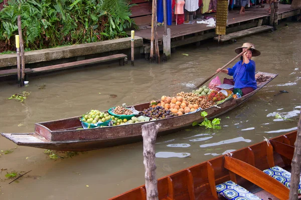 Mercado Flotante Tailandia Gente Está Vendiendo Comida Mercado — Foto de Stock