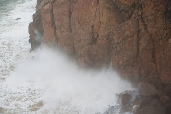 Хвилі Дроблення Скелі — стокове фото