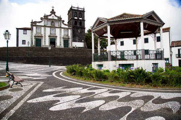 典型的なアゾレス諸島の建築教会や住宅は舗装上に幾何学模様があり — ストック写真