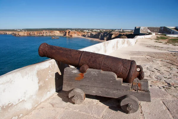 Deniz kıyısındaki eski top.