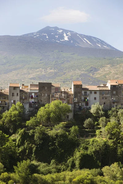 Görkemli ortaçağ mimarisinin manzaralı görüntüsü
