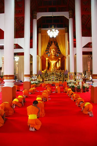 Mnisi Modlący Się Wewnątrz Buddyjskiej Świątyni Tajlandii — Zdjęcie stockowe