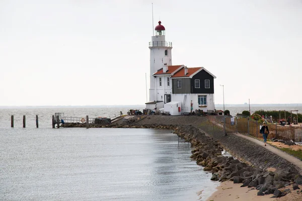 Eski deniz feneri ve ada kıyısında ve uzun iskelede yaşam alanı