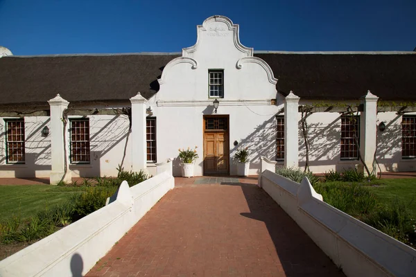 Kırsal kesimlerdeki eski bir Hollanda çiftlik evi.