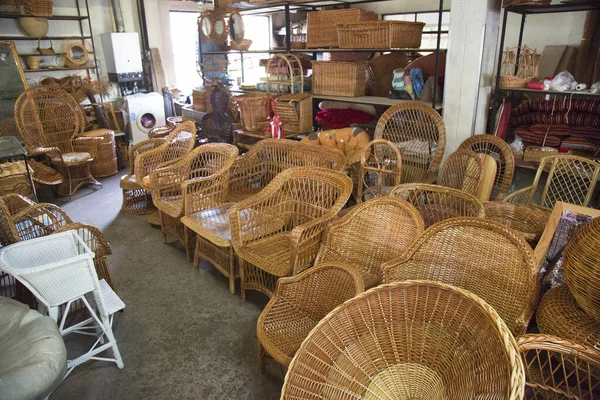 Şehirdeki bir restoranın içinde.