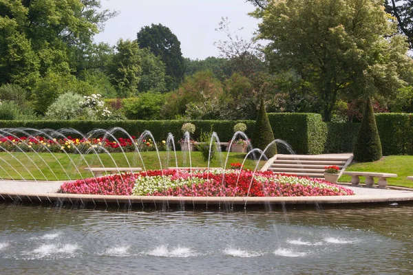 Havuzu ve yeşilliği olan güzel botanik bahçesi manzarası