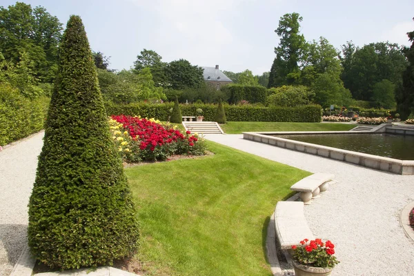 Havuzu ve yeşilliği olan güzel botanik bahçesi manzarası