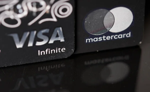 Visa Infinite proti MasterCard Black Stock Fotografie