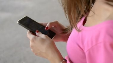 Akıllı telefon tutan kız