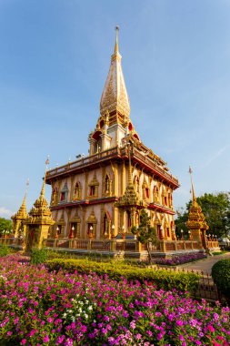 29 Budist Phuket tapınağının en önemlisi Wat Chalong veya Wat Chaiyatharam, Chalong Alt Bölgesi, Mueang Phuket Bölgesi 'nde bulunmaktadır..