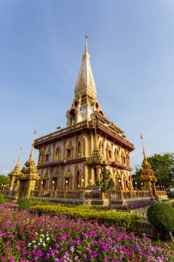 29 Budist Phuket tapınağının en önemlisi Wat Chalong veya Wat Chaiyatharam, Chalong Alt Bölgesi, Mueang Phuket Bölgesi 'nde bulunmaktadır..
