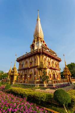 29 Budist Phuket tapınağının en önemlisi Wat Chalong veya Wat Chaiyatharam, Chalong Alt Bölgesi, Mueang Phuket Bölgesi 'nde bulunmaktadır..