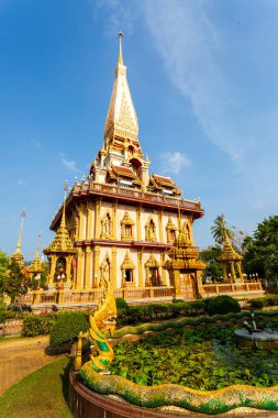 29 Budist Phuket tapınağının en önemlisi Wat Chalong veya Wat Chaiyatharam, Chalong Alt Bölgesi, Mueang Phuket Bölgesi 'nde bulunmaktadır..