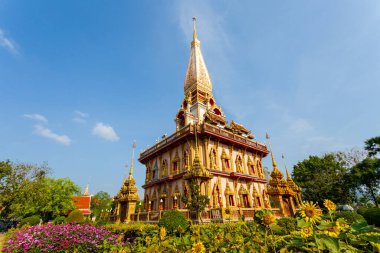 29 Budist Phuket tapınağının en önemlisi Wat Chalong veya Wat Chaiyatharam, Chalong Alt Bölgesi, Mueang Phuket Bölgesi 'nde bulunmaktadır..