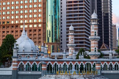Jamek Camii, resmi olarak Sultan Abdul Samad Jamek Camii, Malezya 'nın Kuala Lumpur kentindeki en eski camilerden biridir. Klang ve Gombak Nehri kavşağında yer almaktadır.