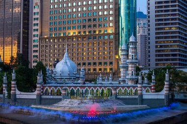 Jamek Camii, resmi olarak Sultan Abdul Samad Jamek Camii, Malezya 'nın Kuala Lumpur kentindeki en eski camilerden biridir. Klang ve Gombak Nehri kavşağında yer almaktadır.