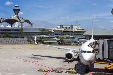 Kuala Lumpur, Malezya - 14 Mart 2020: Malezya Havayolları, Malezya 'nın başkenti Kuala Lumpur yakınlarındaki Sepang' da bulunan KLIA uluslararası havaalanının kalkış kapısında yer alıyor..