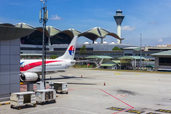 Kuala Lumpur, Malezya - 14 Mart 2020: Malezya Havayolları, Malezya 'nın başkenti Kuala Lumpur yakınlarındaki Sepang' da bulunan KLIA uluslararası havaalanının kalkış kapısında yer alıyor..