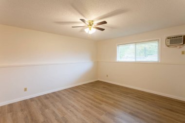 Beyaz duvarları ve yeni sert ahşap kaplama döşemeleri olan yenilenmiş apartman dairesi kiralama ünitesi..