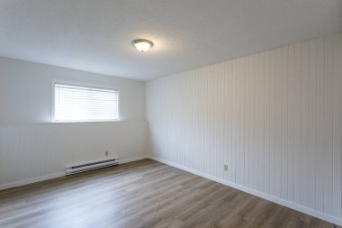 Beyaz duvarları ve yeni sert ahşap kaplama döşemeleri olan yenilenmiş apartman dairesi kiralama ünitesi..