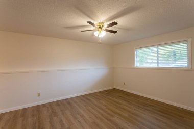 Beyaz duvarları ve yeni sert ahşap kaplama döşemeleri olan yenilenmiş apartman dairesi kiralama ünitesi..