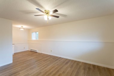 Beyaz duvarları ve yeni sert ahşap kaplama döşemeleri olan yenilenmiş apartman dairesi kiralama ünitesi..