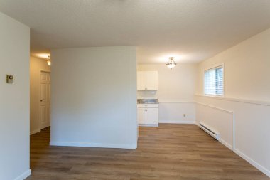 Beyaz duvarları ve yeni sert ahşap kaplama döşemeleri olan yenilenmiş apartman dairesi kiralama ünitesi..