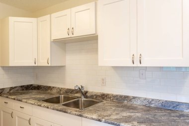 Beyaz duvarları ve yeni sert ahşap kaplama döşemeleri olan yenilenmiş apartman dairesi kiralama ünitesi..