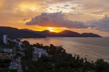 Malezya 'nın Penang Adası' ndaki Batu Ferringhi Sahili manzarası.