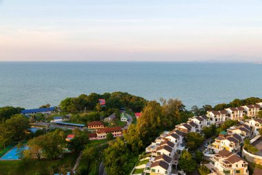 Malezya 'nın Penang Adası' ndaki Batu Ferringhi Plajı 'ndaki deniz kıyısındaki yerleşim yerlerinde yarı müstakil evler..