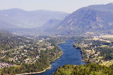Castlegar, West Kootenay, British Columbia, Kanada 'daki Columbia Nehri ve Selkirk Dağları manzarası.