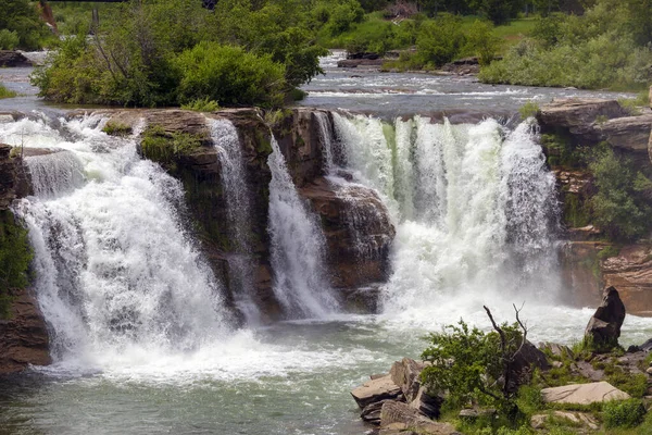 Lundbreck Follsは カナダのアルバータ州南西部 Lundbreckの集落の近くにあるCrowsnest Riverの滝です — ストック写真