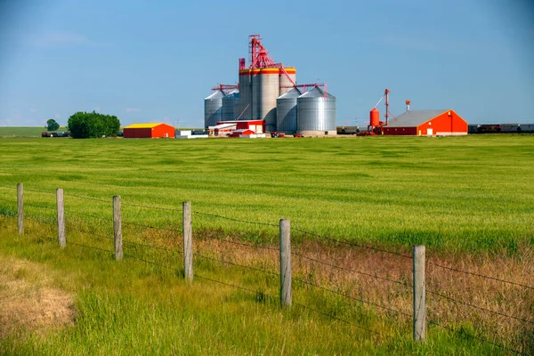 Praderas Canadienses Paisaje Graneros Tanques Almacenamiento Silos Grano Las Zonas —  Fotos de Stock