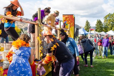 1 Ekim 2017 - Oliver, British Columbia, Kanada: Kanada 'nın Okanagan Vadisi ve Şarap Başkenti' nde yer alan Oliver, British Columbia, Kanada 'da düzenlenen yıllık Üzüm Festivali' nde yarışmacılar üzüm ezmesini kutluyor. 