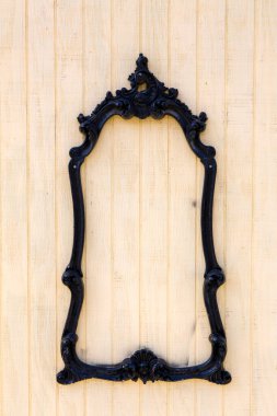 Dekorasyon için duvara asılı boş ahşap çerçeve.