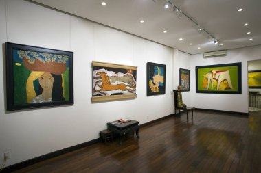 27 Ocak 2018 - Hanoi, Vietnam: Hanoi, Vietnam 'daki Eski Bölge' nin merkezindeki moda Ejderha Galerisi. Old Quarter, Hanoi 'nin orta kesiminde iyi bilinen bir sanat bölgesi ve Vietnamlılar için popüler bir turizm merkezidir.