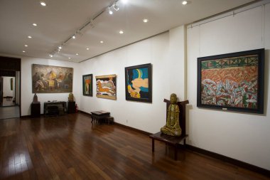 27 Ocak 2018 - Hanoi, Vietnam: Hanoi, Vietnam 'daki Eski Bölge' nin merkezindeki moda Ejderha Galerisi. Old Quarter, Hanoi 'nin orta kesiminde iyi bilinen bir sanat bölgesi ve Vietnamlılar için popüler bir turizm merkezidir.