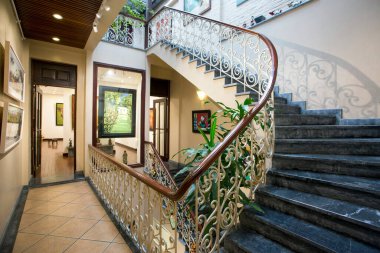 27 Ocak 2018 - Hanoi, Vietnam: Hanoi, Vietnam 'daki Eski Bölge' nin merkezindeki moda Ejderha Galerisi. Old Quarter, Hanoi 'nin orta kesiminde iyi bilinen bir sanat bölgesi ve Vietnamlılar için popüler bir turizm merkezidir.